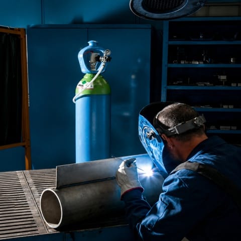 Lasser aan het TIG-lassen met beschermgas en gascilinder voor staal, RVS en aluminium laswerk