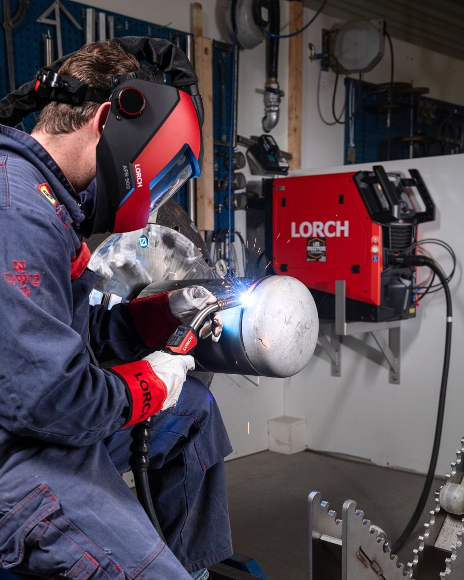 Voordelen van MIG/MAG lassen met professionele lasapparatuur Lasser voert MIG MAG laswerk uit met professionele Lorch lasapparatuur tijdens het lassen van een metalen werkstuk.